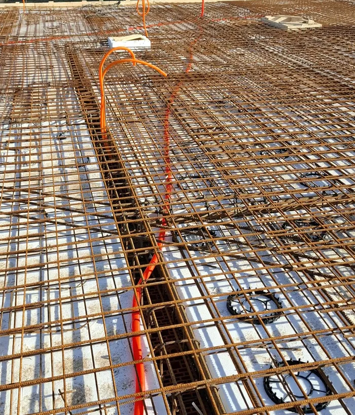 Instalacijske cijevi položene unutar armature prije betoniranja ploče
