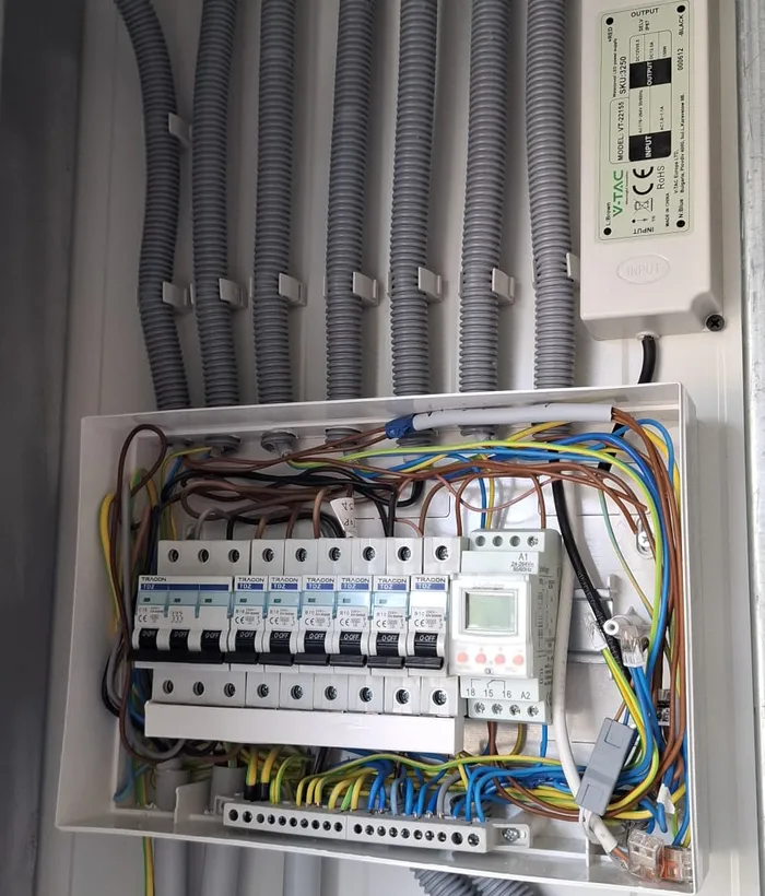 Otvoren razvodni ormar s osiguračima i nadžbuknim dovodom instalacija